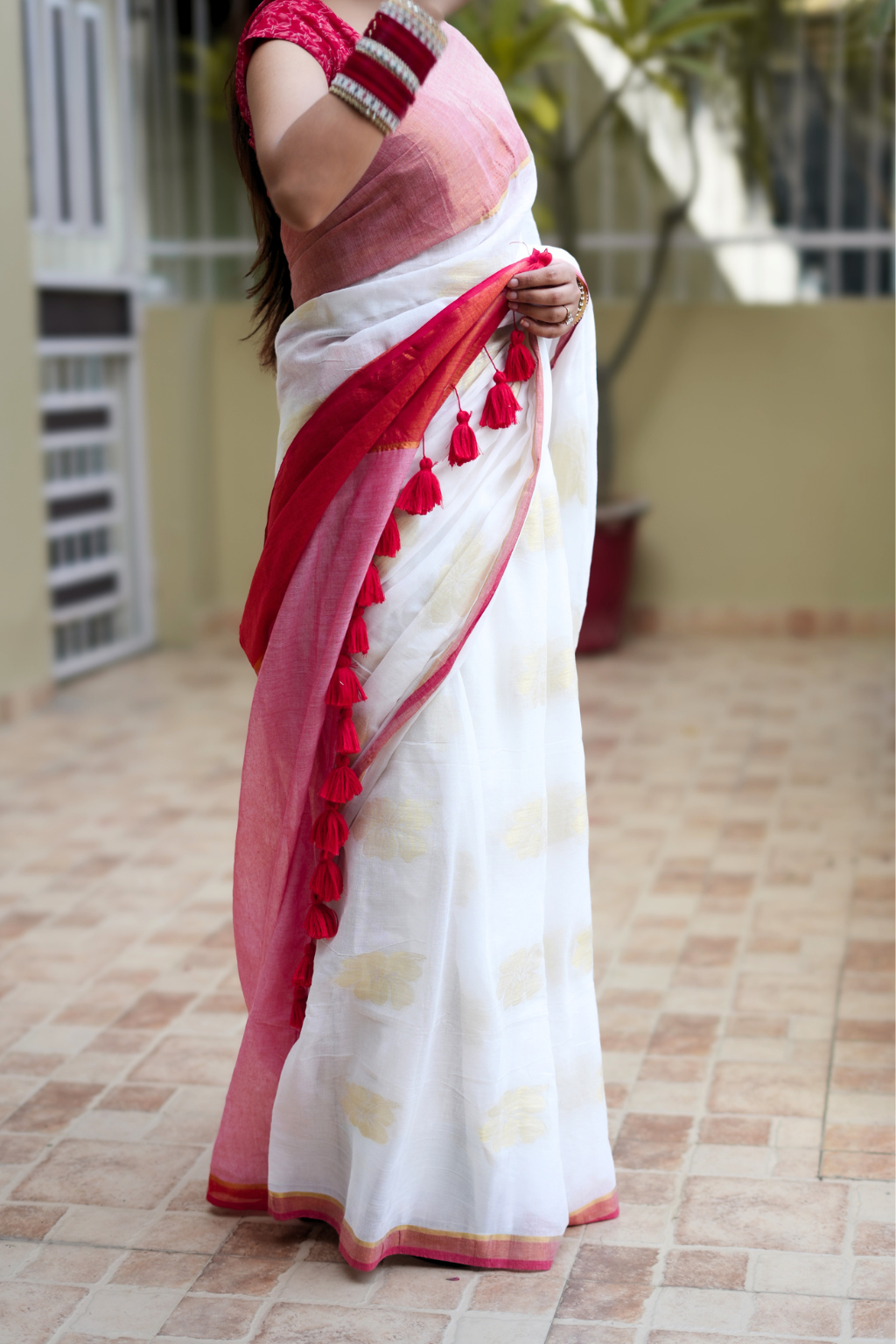 Siya - Ivory White Pure Mul Cotton Saree with Zari Motifs & Rose Pink Contrast