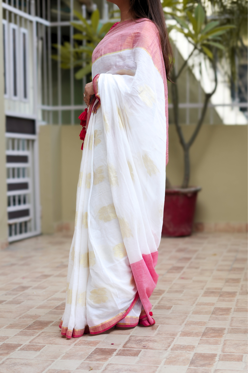 Siya - Ivory White Pure Mul Cotton Saree with Zari Motifs & Rose Pink Contrast
